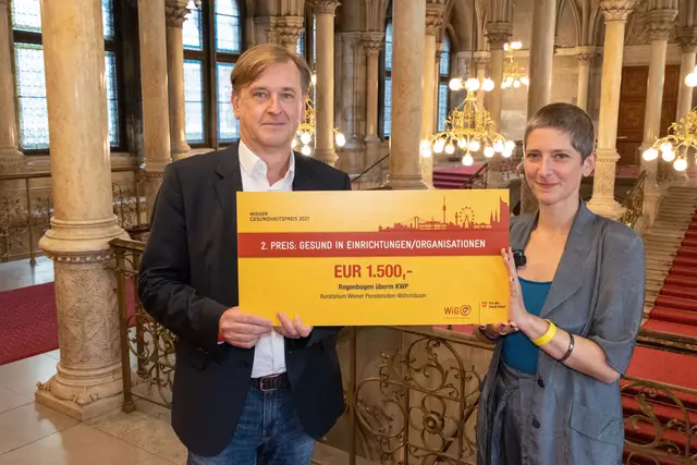 Im Rahmen des seit 2010 fest etablierten Diversitätsmanagements der Häuser zum Leben wird die Vielfalt im Unternehmen aktiv gefördert. Das Unternehmen wurde dafür bereits mehrfach ausgezeichnet. Am Foto: Christian Hennefeind, Geschäftsführer Häuser zum Leben, und Geraldine Smetazko, Fachexpertin für Diversität in den Häusern zum Leben, bei einer Award-Übergabe des WIG im Wiener Rathaus. | Foto: Andreas Hofmarcher / Häuser zum Leben