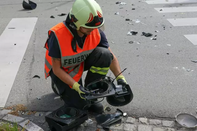 Eine 59-jährige Fußgängerin wurde in Wels-Pernau von einem Auto erfasst, nachdem dieses aufgrund eines Ausweichmanövers von der Straße abgekommen war. | Foto: laumat.at