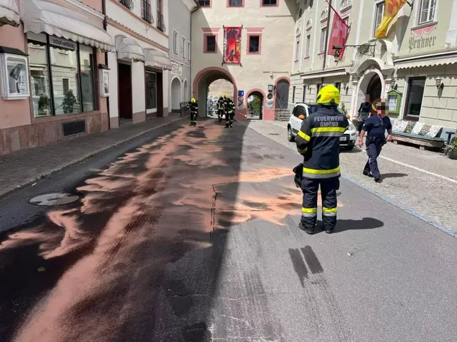 Die Feuerwehr streute den ausgelaufene Kraftstoff mittels Bindemittel ab.  | Foto: Freiwillige Feuerwehr Gmünd