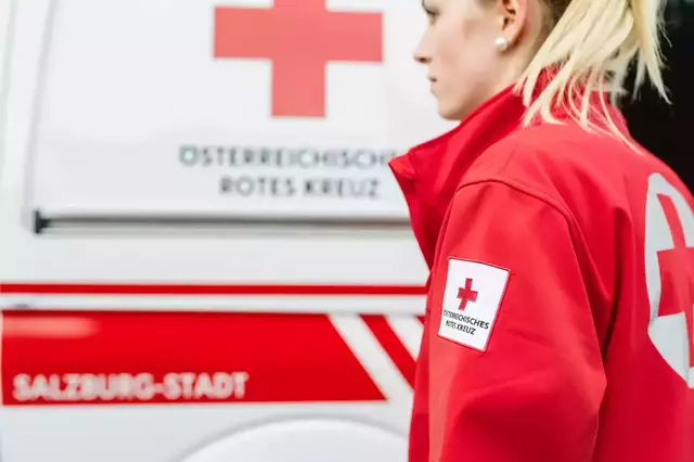 Zwei Mopedfahrer, ein Pkw-Lenker sowie ein Fußgänger erlitten Verletzungen unbestimmten beziehungsweise schweren Grades. (Symbolfoto) | Foto: roteskreuz.at/salzburg/pressebilder