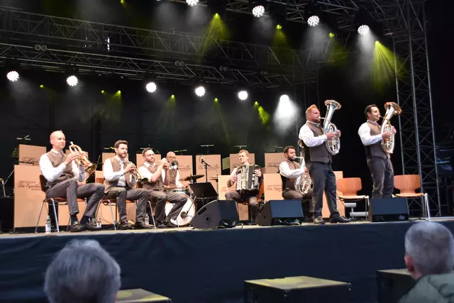 DKEB eröffneten mit einem Wam-Up den Konzertabend.  | Foto: Barbara Fluckinger