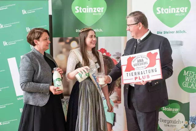Präsident Andreas Steinegger mit Milchbäuerin Margret Karelly und Milchkönigin Anabell Karelly. | Foto: LK Steiermark