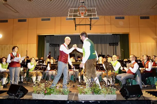 Die beiden Kapellmeister Thomas Kirbisser (l.) und Martin Knoller klatschen beim gemeinsamen Event ein.  | Foto: Holy