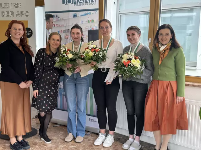 von links nach rechts: Präsidentin Margarte Olesko und PKA-Beauftragte Katharina Gjoncaj sowie die ausgezeichneten Lehrlinge Theresa Huttegger, Magdalena Herzog und Sophia Emilia Singhammer mit Berufschul-Direktorin Maria Andrea Percht | Foto: Katharina Gjoncaj