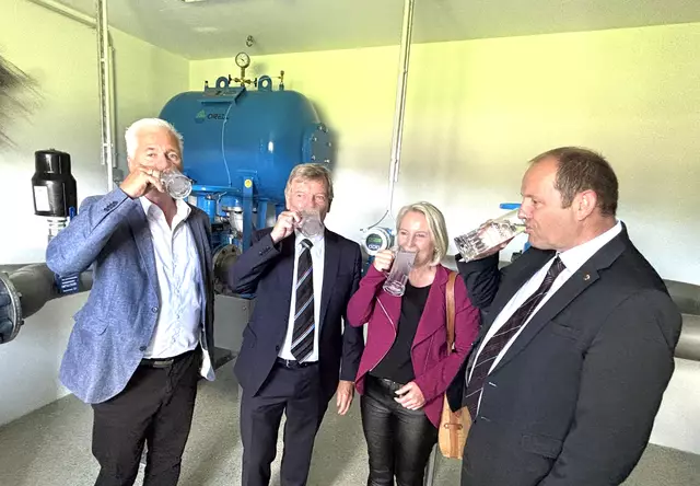 Prost auf's Wasser: Vize-Bgm. Hannes Waltl, Bgm. Hans Schweigkofler, LA Claudia Hagsteiner, LH-Stv. Josef Geisler. | Foto: Kogler