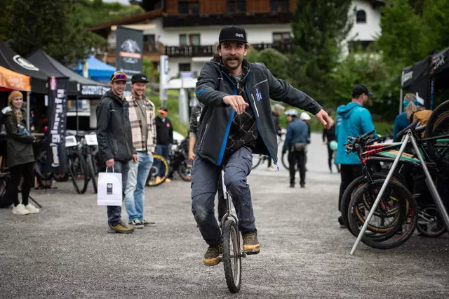 Ob Ein- oder Zweirad-Fan: Besucher des ersten Bike Opening in der Tiroler Zugspitz Arena konnten sich an der Expo mit 12 regionalen Ausstellern über Trends informieren und neueste Radmodelle testen. | Foto: Tiroler Zugspitz Arena/Nikola Radovic