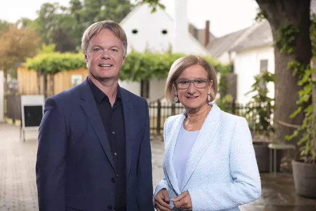 Michael Duscher, Geschäftsführer der Niederösterreich Werbung und Landeshauptfrau Johanna Mikl-Leitner. | Foto: Daniela Matejschek