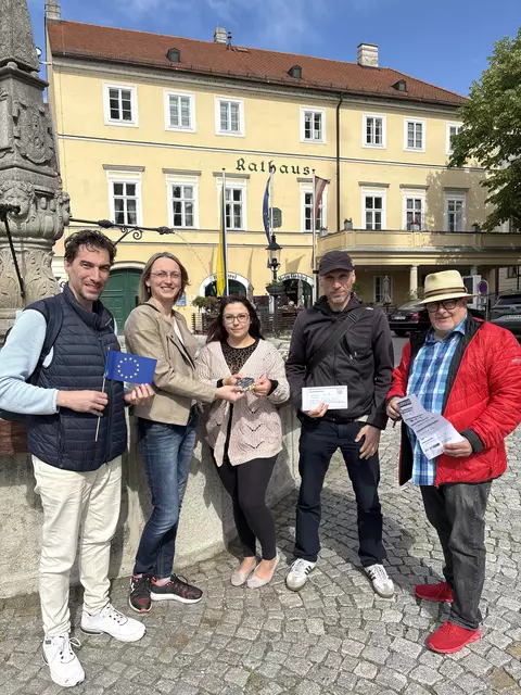 Daniel Seeber (Neos), Martina Bednar (Neos), Jennifer Weingärtner (Gewinnerin des 50 Euro-Gutscheins), Peter Sedlak (Gewinner des 50 Euro-Gutscheins) und Thomas Häringer (SPÖ) beim Europatag | Foto: NEOS Hainburg