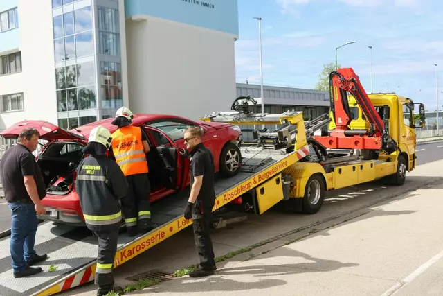 Eine 59-jährige Fußgängerin wurde in Wels-Pernau von einem Auto erfasst, nachdem dieses aufgrund eines Ausweichmanövers von der Straße abgekommen war. | Foto: laumat.at