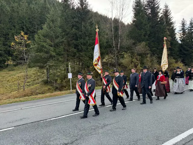 ksobmann Viehauser mit Fahnenabordnung BGM Auernigg, Ehrengast Junger Peter AltBGM | Foto: Kameradschaft Piesendorf/Fanninger