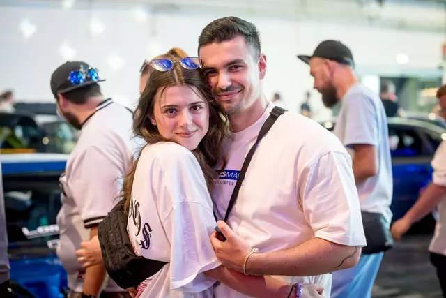 Autofans aus Halle (Deutschland): Janet und Tom sind zum ersten Mal in Kärnten. Für sie ist der Besuch der Messe ein absolutes Muss.