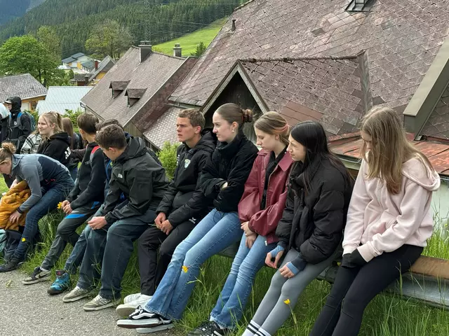Ein faustgroßer Stein wird jedes Jahr symbolisch mitgetragen. Er steht für das Gewicht der Geschichte. | Foto: ARGE Jugend