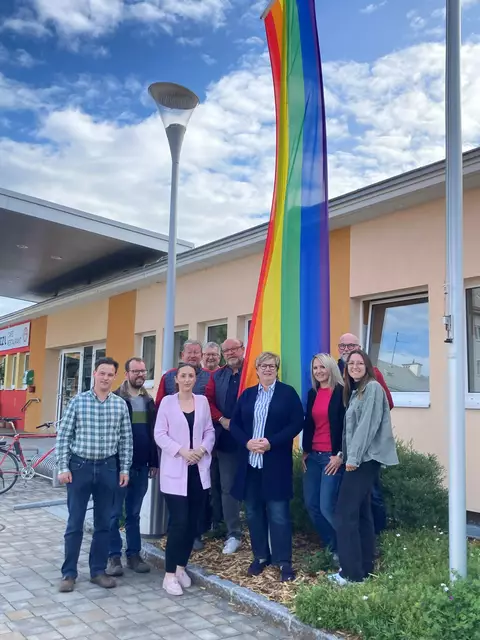 Mit der Regenbogenfahne bekennt sich Traisen zu Offenheit und Gleichberechtigung. | Foto: Marktgemeinde Traisen