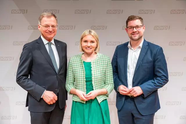Landeshauptmann Thomas Stelzer, Eferdings Bezirksparteiobfrau Astrid Zehetmair und Grieskirchens Bezirksparteiobmann Florian Hiegelsberger. | Foto:  OÖVP