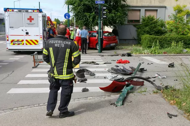 Eine 59-jährige Fußgängerin wurde in Wels-Pernau von einem Auto erfasst, nachdem dieses aufgrund eines Ausweichmanövers von der Straße abgekommen war. | Foto: laumat.at