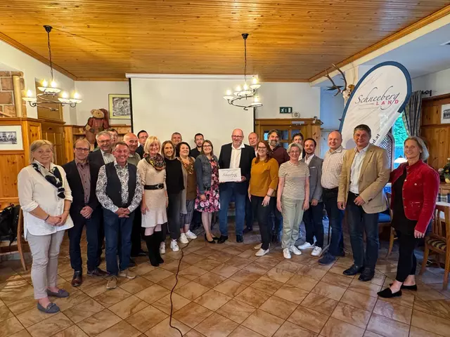 Christa Tisch (St. Egyden), Andreas Zenz (Schneeberghof), Josef Laferl (Hohe Wand), Cristian Wagner (Rohr im Gebirge), Christian Dungl (Puchberg), Hubert Postiasi (Pernitz),Thomas Pauschenwein (GR Winzendorf-Muthmannsdorf), Romana Krumböck (Vizebürgermeisterin Höflein), (Angela Reiterer (Vizebürgermeisterin Willendorf), Peter Mayer (Winzendorf-Muthmannsdorf), Manuela Zak (Gutenstein), Florian Köttner (GR Miesenbach), Birgit Schuster (Kleinregionsmanagerin), Michael Schwiegelhofer (Grünbach), Andreas Knabel (Waidmannsfeld), Katharina Trettler (Waldegg), Martin Rohl (LEADER NÖ-Süd), Hildegard Ramberger (Vizebürgermeisterin Gutenstein), Michael Gschaider (Erlebnisregionsmanager Schneebergland), Christoph Kögler (Obmann Erlebnisregion Schneebergland), Gerald Stradner (NÖ. Dorf- & Stadterneuerung), Franz Woltron (Würflach), Martina Sanz (NÖ. Regional, Mobilitätsmanagement).
| Foto: Gemeinsame Region Schneebergland