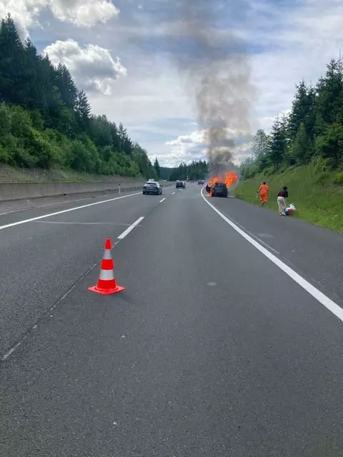 Am Pannenstreifen in Fahrtrichtung Italien brannte das FAhrzeug der beiden Sloweninnen. | Foto: Asfinag