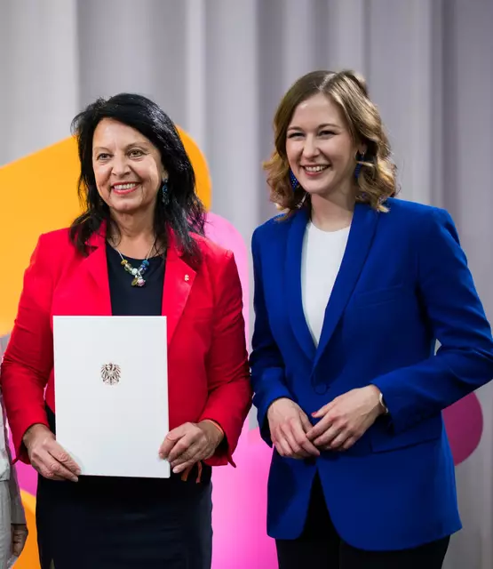 Gritlind Kettl nahm den Europa Staatspreis für Innovation aus den Händen von Bundesministerin Claudia Plakolm entgegen. | Foto: BKA / Christopher Dunker