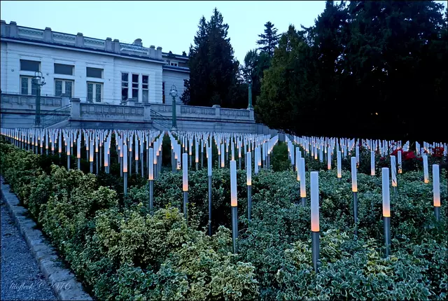 In der Euthanasie-Anstalt "Am Spiegelgrund" wurden zwischen 1940 und 1945 mindestens 789 Kinder und Jugendliche von den Nazis ermordet. Auf dem Bild: Das Mahnmal für die Opfer vom Spiegelgrund vor dem Jugendstiltheater. (Archiv)