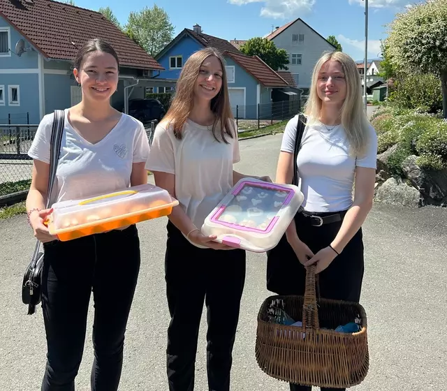 Bereit für eine´ außerordentliche Begegnung: Die selbst gebackenen Cup-Cakes versüßten den Nachmittag in der Senecura Seniorenresidenz in Pölfing-Brunn. | Foto: HLW Deutschlandsberg