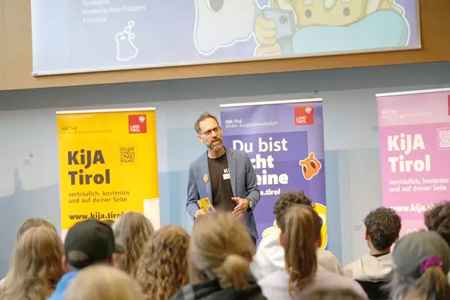 Kinder- und Jugendanwalt Lukas Trentini eröffnet die Jugendkonferenz. | Foto: Land Tirol/Dominik