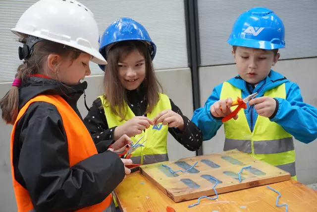 Bei der "Erlebniswelt Baustelle" konnten die Kinder in verschiedenste handwerkliche Berufe hinein schnuppern.  | Foto: Alicia Martin Gomez