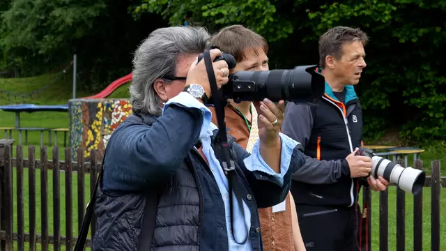 Stephanie Sima, Fotografin des Narzissenvereins und 
Barbara Gindl, Fotografin der Austrian Presse Agentur, lobten die Professionalität der Hoheiten, die trotz schwieriger Bedingungen für mehrere tausend wunderschöne Aufnahmen posierten. | Foto: Stefan Schubert