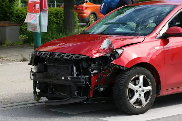 Eine 59-jährige Fußgängerin wurde in Wels-Pernau von einem Auto erfasst, nachdem dieses aufgrund eines Ausweichmanövers von der Straße abgekommen war. | Foto: laumat.at