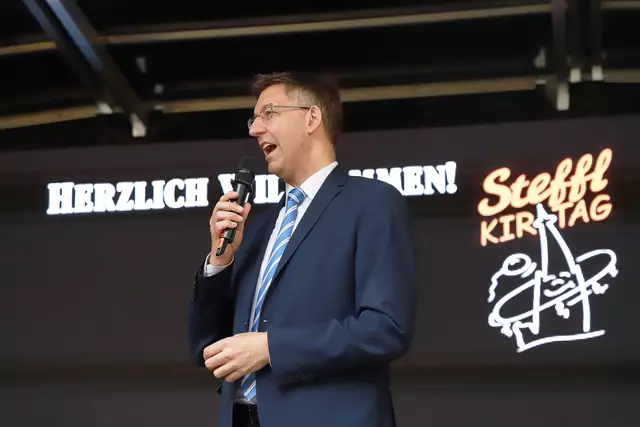Foto: Bezirksvorsteher vom 1.Bezirk Markus Figl bei der Eröffnung vom Steffl Kirtag