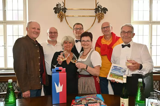 Die Chorvertreter zu Besuch im Gumpoldskirchner Rathaus. | Foto: Pohl