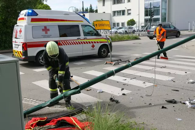Eine 59-jährige Fußgängerin wurde in Wels-Pernau von einem Auto erfasst, nachdem dieses aufgrund eines Ausweichmanövers von der Straße abgekommen war. | Foto: laumat.at