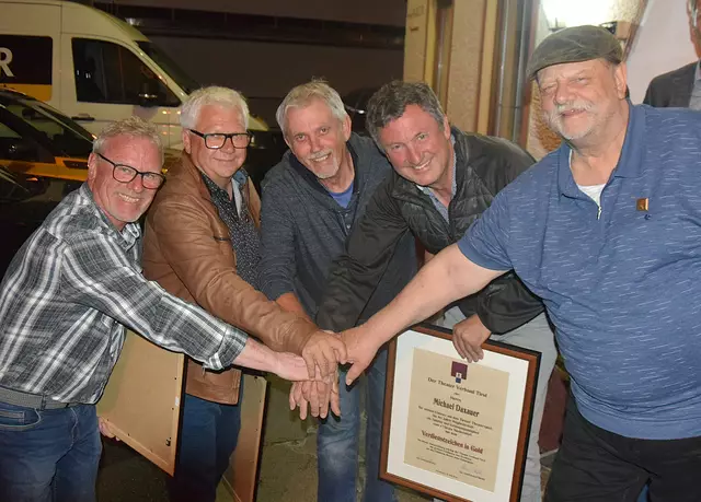 Legten 1985 den Grundstein für den Niederndorfer Kulturverein - "s'Theata":  Günther Aufhammer, Gerhard Huber, Friedl Schwaighofer, Michael Daxauer und Reinhard Exenberger (von li. nach re.).  | Foto: © Friedl Schwaighofer