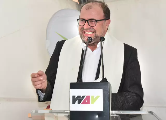Pfarrer Jerome bei der Segnung mit humorvollem Segen | Foto: Herbert Schleich