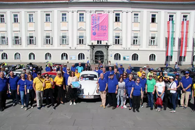 Stadträtin Constance Mochar begrüßte den Verein "Wheels for Europe" bei seinem Zwischenstopp auf dem Neuen Platz. | Foto: StadtKommunikation/Spatzek