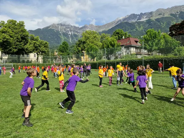 Die T-shirts der Stadt Innsbruck verwandelten das Spielfeld in einen Regenbogen.  | Foto: Wolfgang Kofler