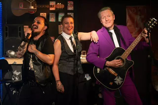 Sind jede:r für sich wie im Trio der Hit: Christopher "Chrise" Zierl, Michele "Mika" Jost und Daniel "Düsi" Lenz in ihrem zweiten Comedy-Hit-Mashup "Schnulzen, Hits und Oje".  | Foto: Gabriele Griessenböck