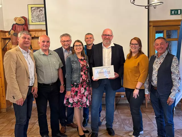 Franz Woltron (Würflach), Hubert Postiasi (Pernitz), Josef Laferl (Hohe Wand), Birgit Schuster (Kleinregionsmanagerin), Peter Mayer (Winzendorf-Muthmannsdorf), Michael Schwiegelhofer (Grünbach), Katharina Trettler (Waldegg), Christian Dungl (Puchberg).
| Foto: Gemeinsame Region Schneebergland