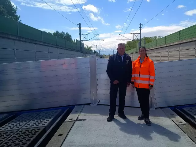 Judith Engel, Vorständin der ÖBB-Infrastruktur AG, mit Landesfeuerwehrkommandant NÖ Dietmar Fahrafellner beim Lokalaugenschein vor dem mobilen Hochwasserschutz vor dem Tunnel Atzenbrugg. | Foto: Schmatz