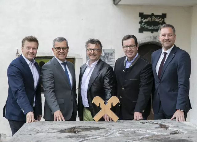 Freuen sich über die erfolgreiche Partnerschaft (v.l.): Christoph Bachleitner (Raiffeisenverband Salzburg), Herbert Stelzinger (RB Liefering-Maxglan-Siezenheim), Bernhard Robotka (Geschäftsführer Bachschmiede), Andreas Hasenöhrl (Bürgermeister Wals-Siezenheim) und Franz Pfeifenberger (RB Wals-Himmelreich) | Foto: RVS