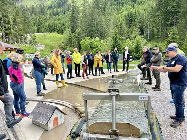 Die Teilnehmenden besichtigten das einzigartige Outdoor-Demonstrationsmodell "Wassererlebnis Öblarn", das realitätsnahe Szenarien zu Naturgefahren wie Hochwasser, Murenabgängen und Verklausungen simuliert. | Foto: Natalie Prüggler