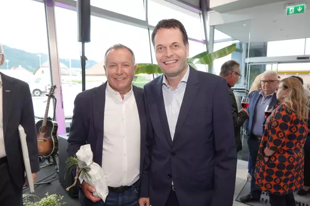 Christian Sabath (r.) und sein Team konnten an diesem Abend zahlreiche Freunde begrüßen, wie hier Anton Wilhelmer des gleichnamigen Landgasthauses. | Foto: Michael Blinzer