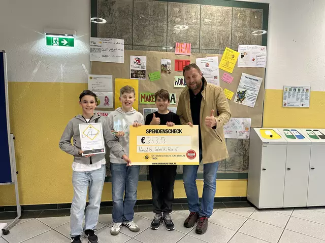 vl. Gabriel Keller, Vincent Geiger, Felix Neurauter, KHT Florian Klotz bei der Scheckübergabe.  | Foto: Krebshilfe Tirol