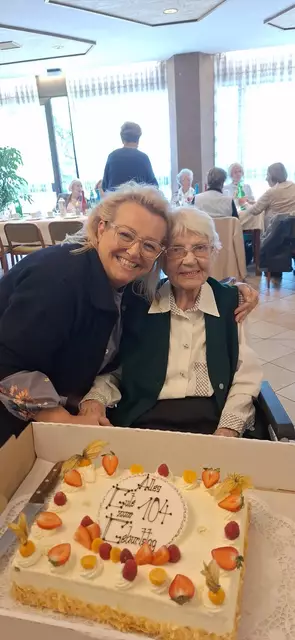 Stadträtin Tina Heissenberger und Jubilarin Anna Windholz mit der großen Torte. | Foto: Franz Perger