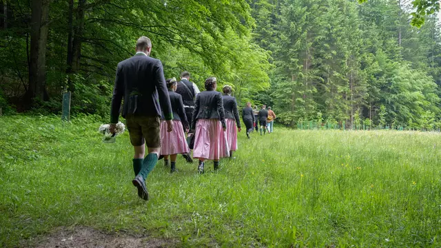 Um zu den Plätzen zu gelangen, wo die schönsten Narzissen blühen, mussten die Hoheiten zuerst ihre eleganten Trachtenschuhe gegen praktische Gummistiefel tauschen. | Foto: Stefan Schubert