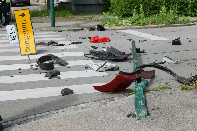 Eine 59-jährige Fußgängerin wurde in Wels-Pernau von einem Auto erfasst, nachdem dieses aufgrund eines Ausweichmanövers von der Straße abgekommen war. | Foto: laumat.at