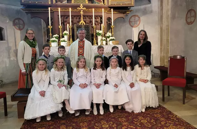 Erstkommunion in Waldneukirchen mit 12 Kindern, Religionspädagogin Maria Pöchhacker, Pfarrer Alois Hofmann und Klassenlehrerin Linda Pany.