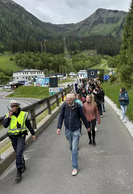Lebensmarsch am Präbichl: 150 Jugendliche, Eltern und Interessierte erinnerten an die Holocaust-Opfer vor 80 Jahren. Initiator der jährlichen Veranstaltung ist Gerhard Niederhofer (Bildmitte). | Foto: ARGE Jugend