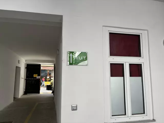 Ein unscheinbarer Gang mündet in einen grünen Innenhof. Dort ist der Verein Mut zu Hause. Diesen gibt es nun seit 20 Jahren. | Foto: Nathanael Peterlini/MeinBezirk