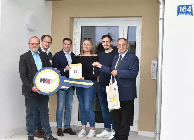 WAV-Obmann Damberger begrüßt die neuen Bewohner der neuen Wohnhausanlage im Herzen von Schrattenthal. | Foto: Herbert Schleich