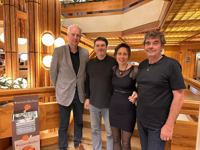 Klaus Pahr (Direktor des Wimmer Gymnasium), Volker der Weyse (Dirigent, Arrangeur und Gesamtleiter des Konzerts), Mag. Barbara Graf (Leiterin des Vokalensembles VocaloGRAFic) und Joachim Jobst (Verantwortlicher für das Bühnenbild) | Foto: Lisa Stöckl 